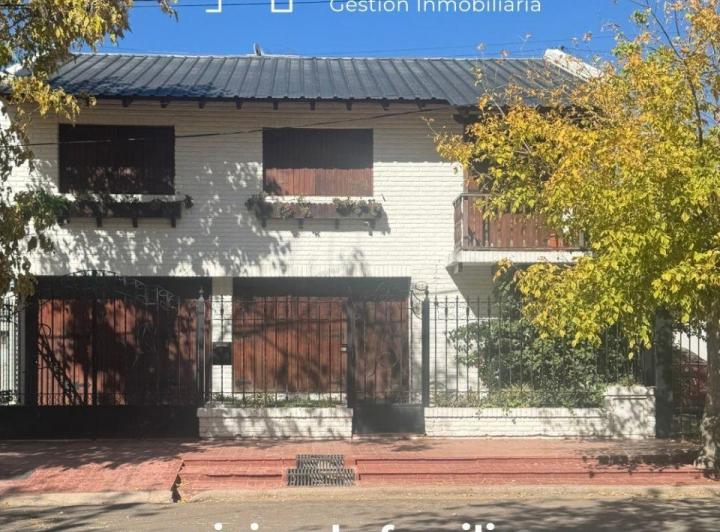 Casa · 222m² · 5 Ambientes · 1 Cochera