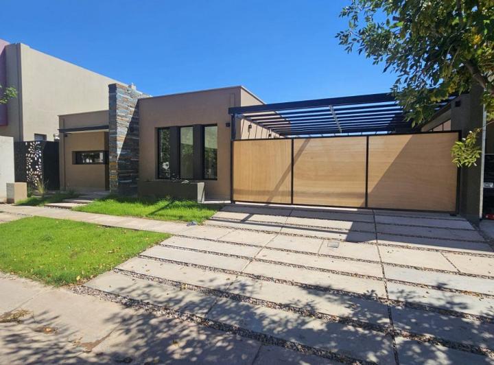 Casa · 140m² · 6 Ambientes · 2 Cocheras