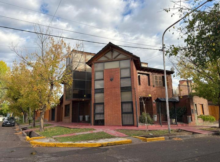 Casa · 253m² · 4 Ambientes · 1 Cochera