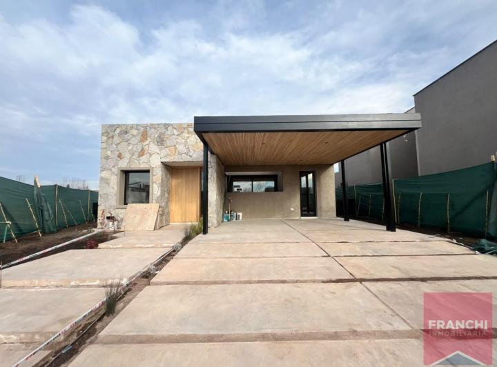 Casa · 180m² · 5 Ambientes · 2 Cocheras