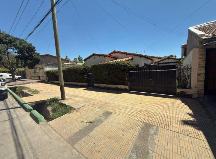 Casa · 241m² · 4 Ambientes · 3 Cocheras