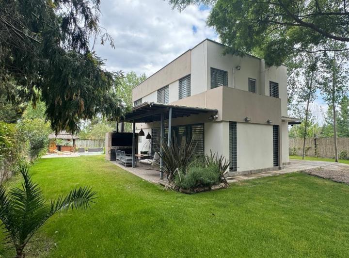 Casa · 168m² · 6 Ambientes · 2 Cocheras
