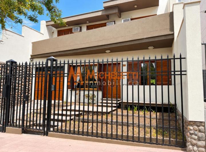 Casa · 398m² · 10 Ambientes · 2 Cocheras