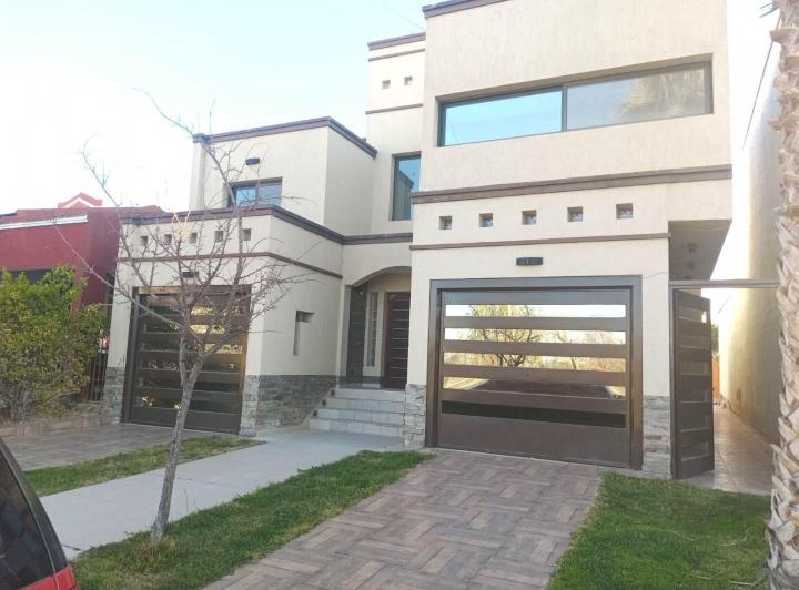 Casa · 380m² · 8 Ambientes · 2 Cocheras