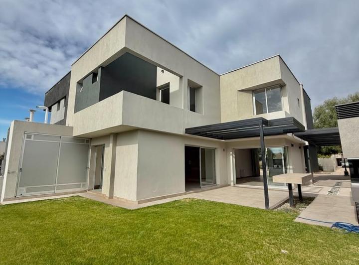 Casa · 200m² · 4 Dormitorios · 1 Cochera