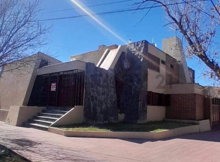 Casa · 301m² · 3 Dormitorios · 3 Cocheras
