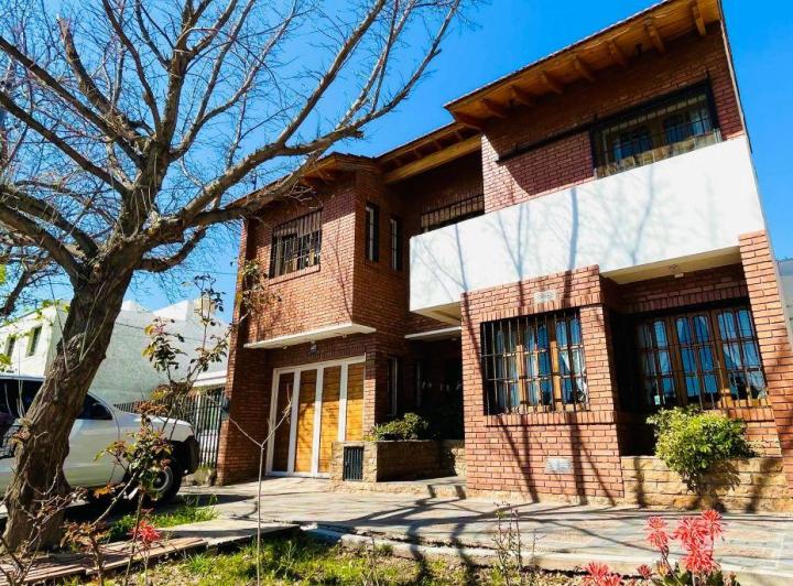 Casa · 250m² · 5 Ambientes · 2 Cocheras