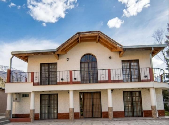 Casa · 232m² · 9 Ambientes · 4 Cocheras
