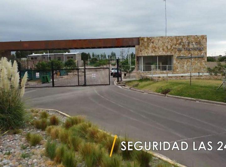Casa · 70m² · 3 Ambientes · 2 Cocheras