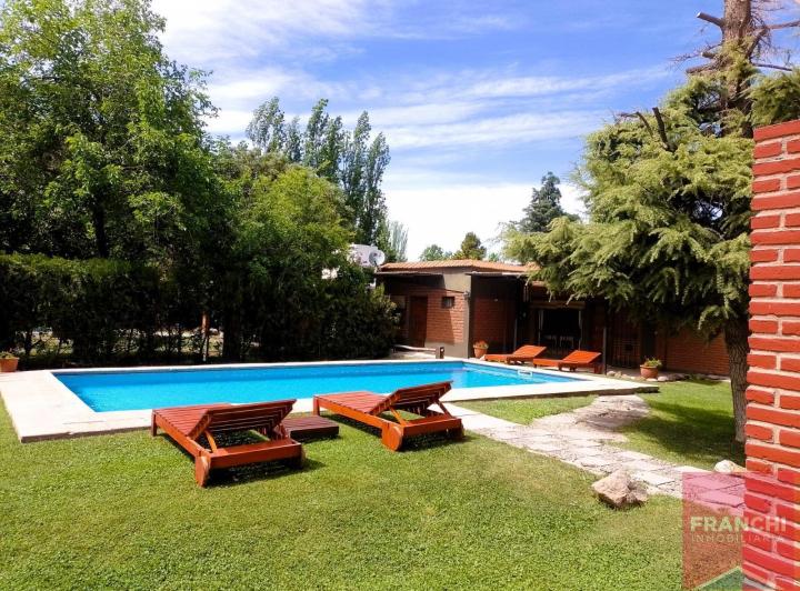 Casa · 311m² · 5 Dormitorios · 2 Cocheras