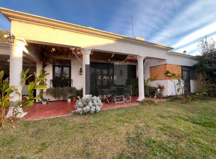 Casa · 255m² · 5 Ambientes · 2 Cocheras
