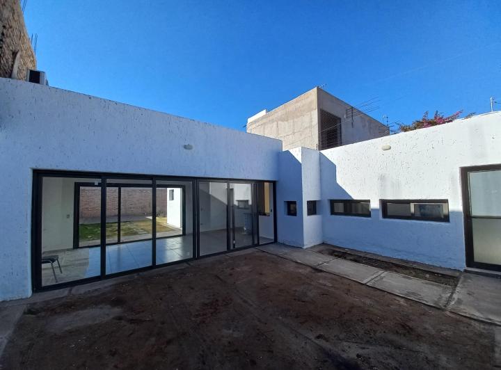 Casa · 90m² · 6 Ambientes · 2 Cocheras