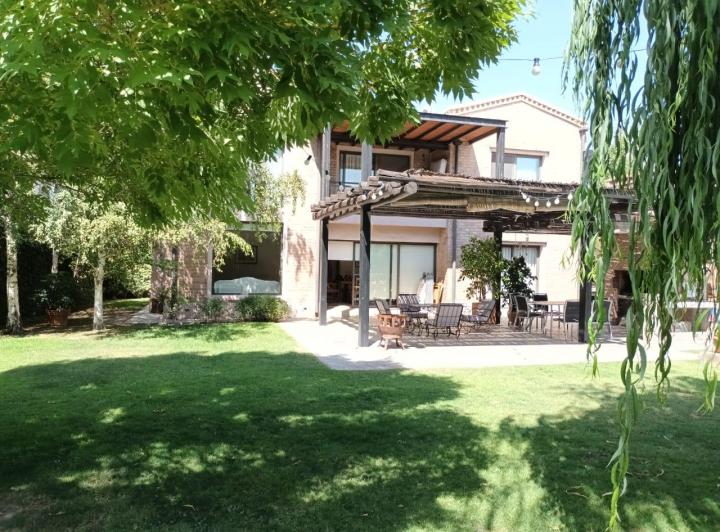 Casa · 320m² · 6 Ambientes · 2 Cocheras