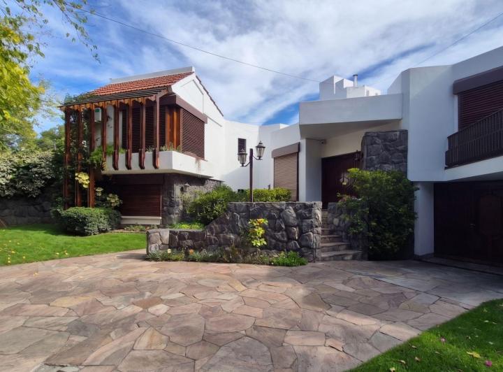 Casa · 465m² · 7 Ambientes · 3 Cocheras