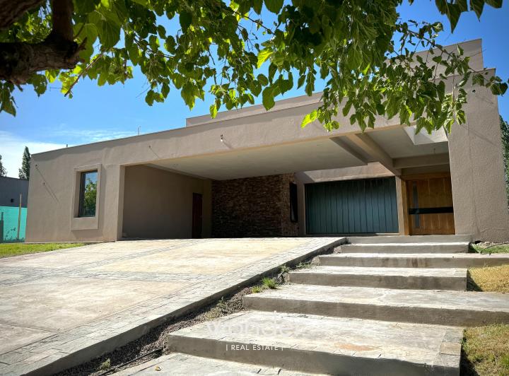 Casa · 550m² · 6 Ambientes · 3 Cocheras