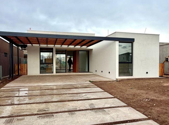 Casa · 130m² · 4 Ambientes · 2 Cocheras