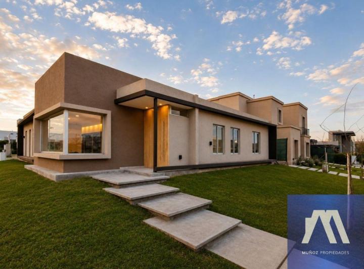 Casa · 220m² · 7 Ambientes · 2 Cocheras