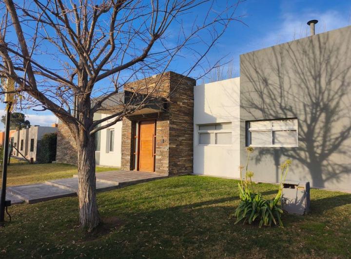Casa · 300m² · 6 Ambientes · 3 Cocheras