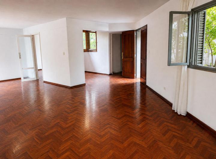 Casa · 210m² · 7 Ambientes · 2 Cocheras