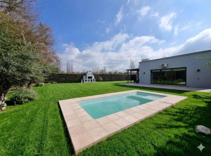 Casa · 230m² · 3 Dormitorios · 2 Cocheras