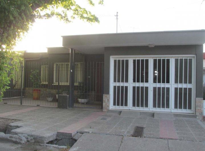 Casa · 140m² · 8 Ambientes · 1 Cochera