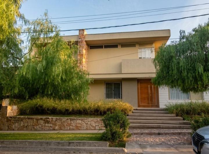 Casa · 410m² · 7 Ambientes · 2 Cocheras