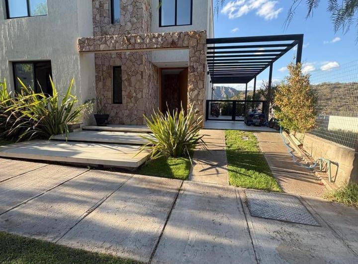 Casa · 200m² · 4 Ambientes · 1 Cochera