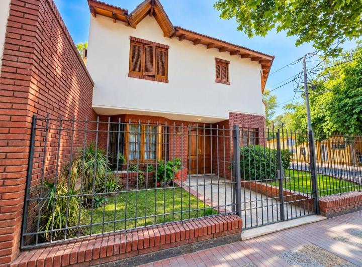 Casa · 340m² · 7 Ambientes · 2 Cocheras