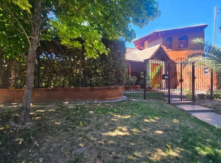 Casa · 278m² · 6 Ambientes · 2 Cocheras