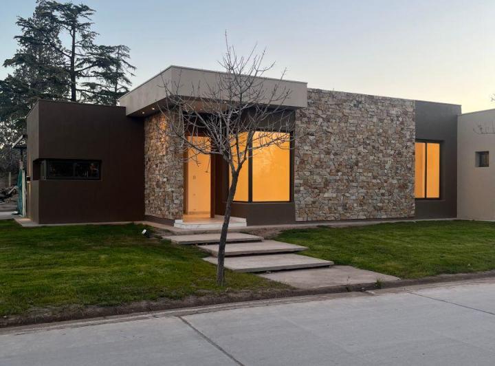 Casa · 170m² · 4 Ambientes · 1 Cochera