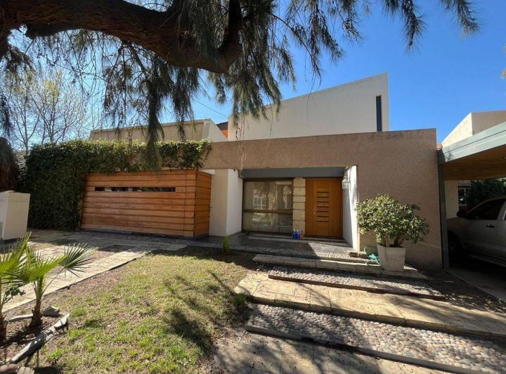 Casa · 331m² · 7 Ambientes · 2 Cocheras
