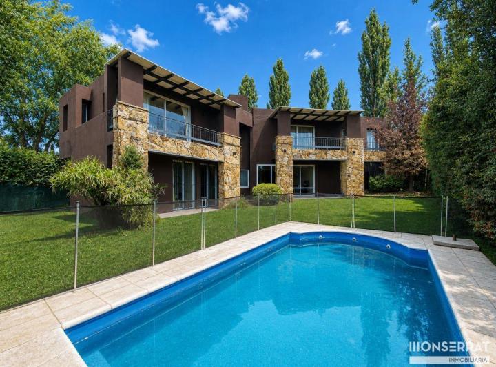 Casa · 341m² · 4 Ambientes · 2 Cocheras