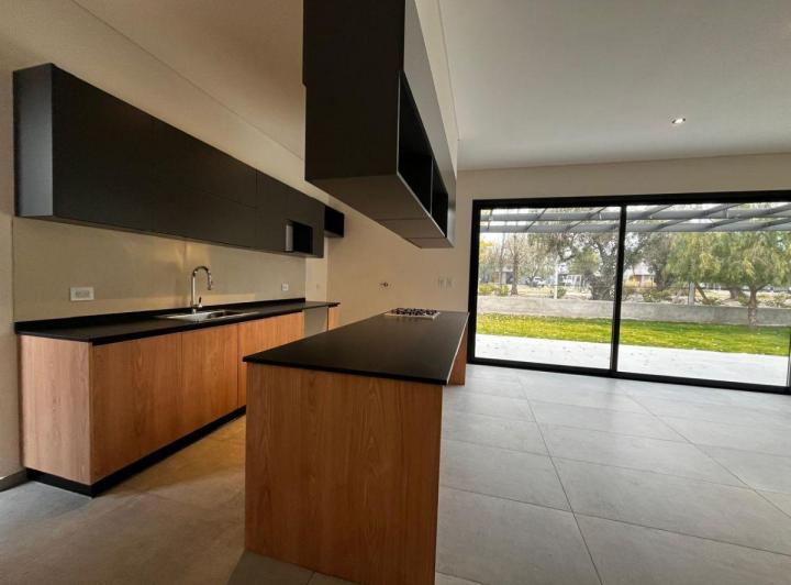 Casa · 230m² · 1 Ambiente · 2 Cocheras