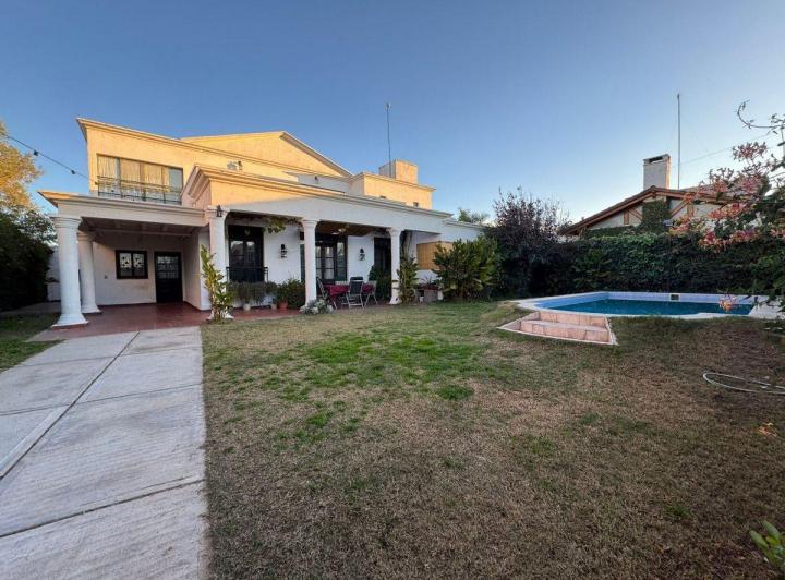 Casa · 255m² · 6 Ambientes · 2 Cocheras