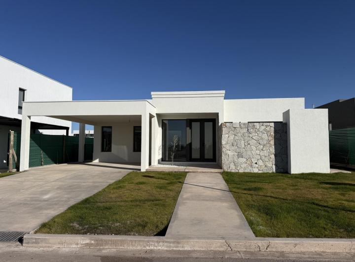 Casa · 224m² · 7 Ambientes · 2 Cocheras