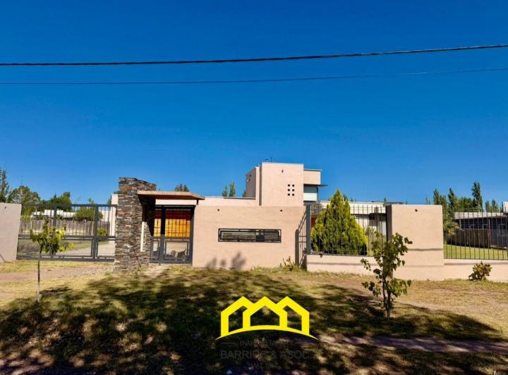 Casa · 270m² · 4 Ambientes · 3 Cocheras