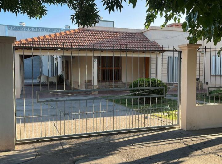 Casa · 241m² · 4 Ambientes · 1 Cochera
