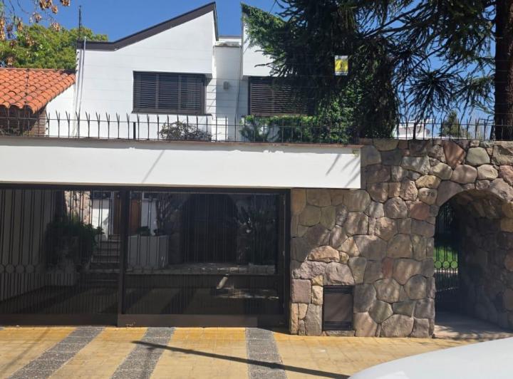 Casa · 340m² · 13 Ambientes · 2 Cocheras