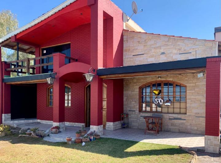 Casa · 250m² · 6 Ambientes · 2 Cocheras