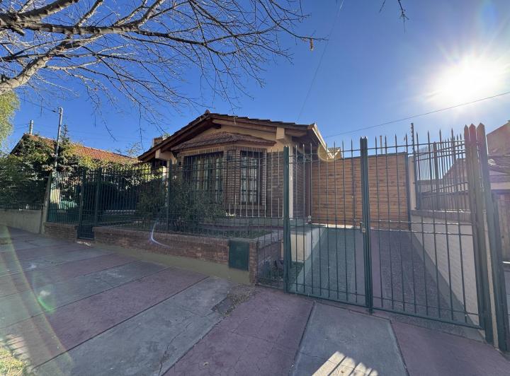 Casa · 145m² · 5 Ambientes · 2 Cocheras