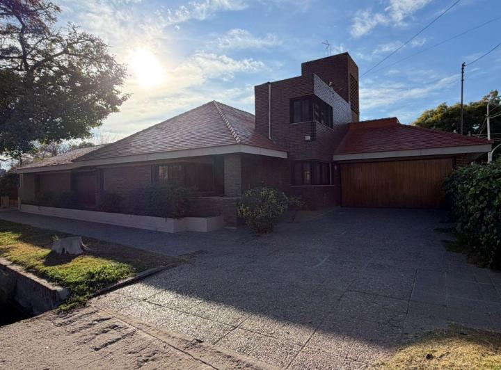 Casa · 220m² · 8 Ambientes · 2 Cocheras