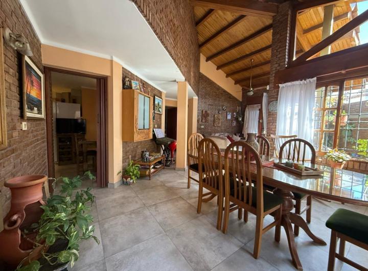 Casa · 200m² · 3 Dormitorios · 2 Cocheras