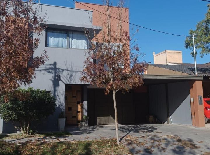 Casa · 180m² · 5 Ambientes · 2 Cocheras