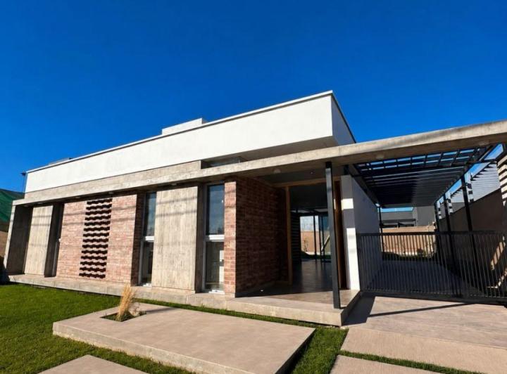 Casa · 106m² · 3 Ambientes · 2 Cocheras