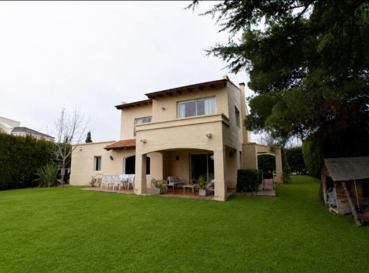 Casa · 240m² · 3 Dormitorios · 1 Cochera