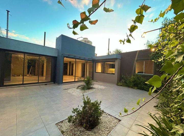 Casa · 185m² · 8 Ambientes · 1 Cochera