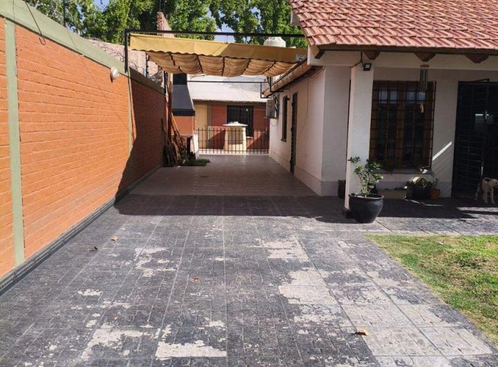 Casa · 128m² · 8 Ambientes · 2 Cocheras