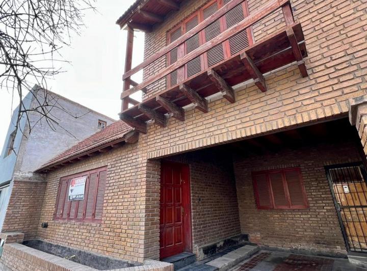 Casa · 175m² · 8 Ambientes · 1 Cochera