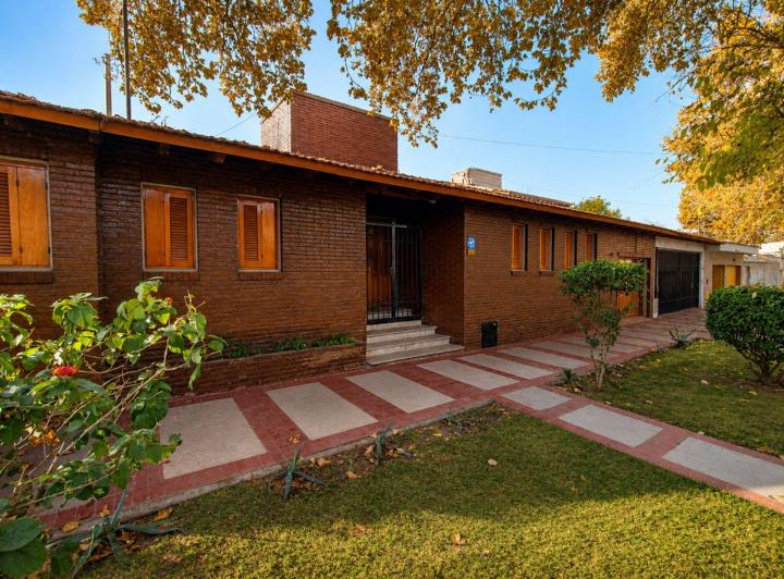 Casa · 178m² · 5 Ambientes · 2 Cocheras