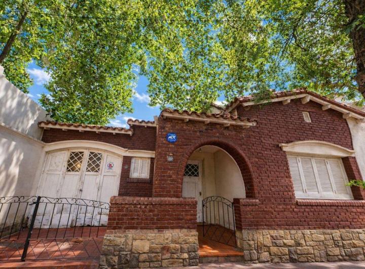 Casa · 160m² · 6 Ambientes · 1 Cochera